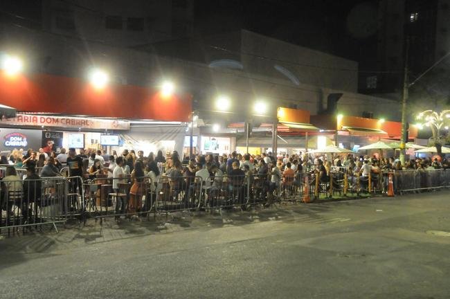 Torcedores do Cruzeiro acompanham jogo com o Confiana pela TV em bares de Belo Horizonte