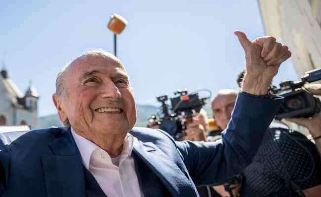 Blatter acena positivamente ao deixar o Tribunal Penal Federal de Bellinzona, na Suíça, após ser declarado inocente