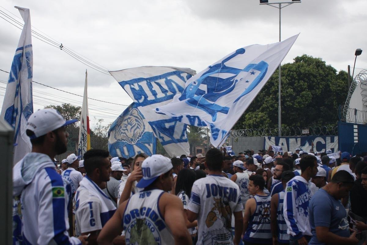 Torcedores do Cruzeiro foram  porta da Toca II apoiar os jogadores na vspera do jogo com o Flamengo
