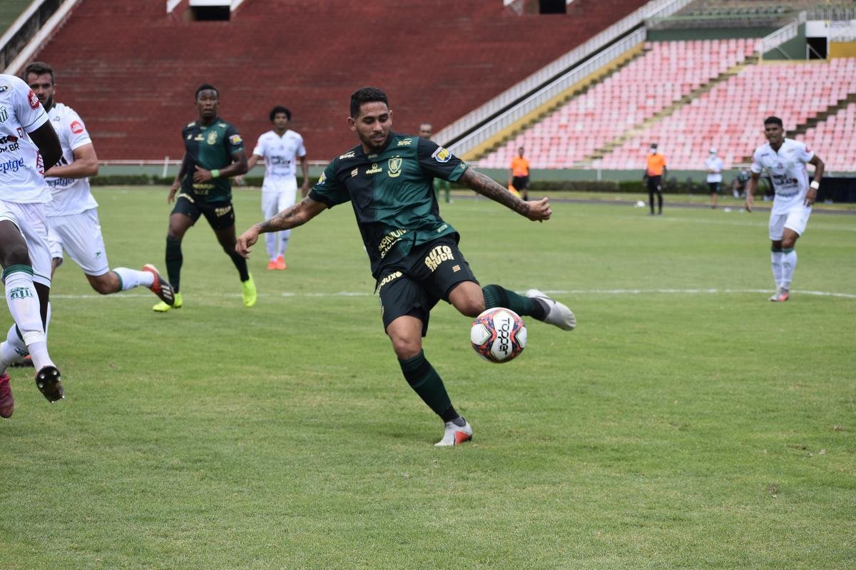Uberlândia e América se enfrentaram nesta quinta-feira (1), em partida válida pela 6ª rodada do Campeonato Mineiro. Sob forte calor, as equipes duelaram no Parque do Sabiá, em Uberlândia, no Triângulo Mineiro.