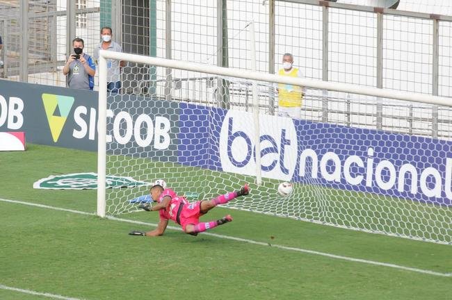 Cruzeiro goleou URT por 3 a 0 no Independncia com gols de Thiago, Machado e Edu em sua estreia no Mineiro. Ronaldo, dono da SAF, assistiu  partida no Horto. Duelo marcou estreia do tcnico uruguaio Paulo Pezzolano