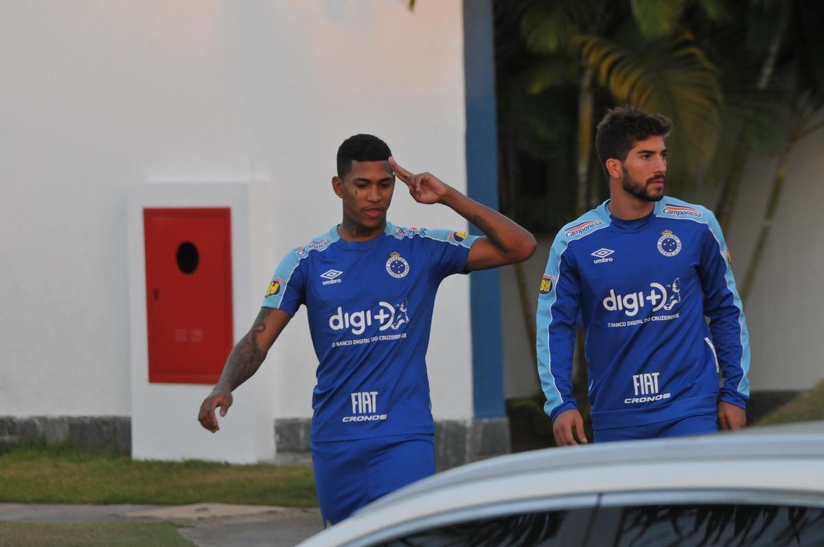 Cruzeiro iniciou sua intertemporada nesta segunda-feira na Toca da Raposa II. Tcnico Mano Menezes contou com elenco completo. Grupo agora comea preparao para decises com Atltico na Copa do Brasil, River Plate na Copa Libertadores e 29 rodadas restantes do Campeonato Brasileiro