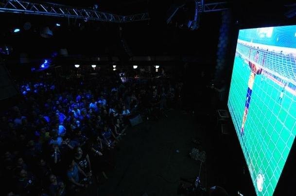 Torcedores do Cruzeiro acompanham final da Copa do Brasil no Mercado Distrital do Cruzeiro, em Belo Horizonte