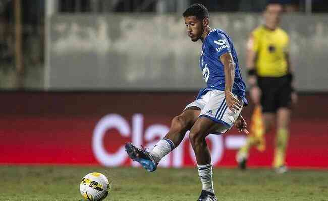 Adriano renovou com Cruzeiro até dezembro de 2024