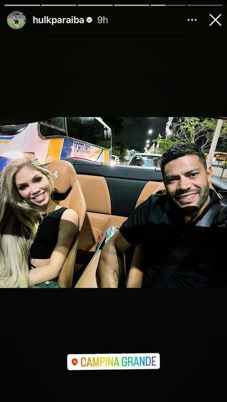 Hulk fez registro em carro de luxo em Campina Grande, sua terra natal, com a esposa.