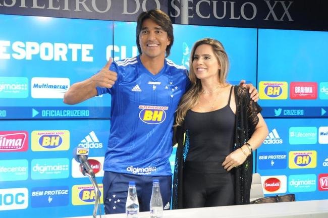 Fotos da apresenta��o do atacante Marcelo Moreno como novo refor�o do Cruzeiro para 2020. Duante entrevista, jogador foi acompanhado pela esposa Marilisy Antonelli e pela filha, Maria Clara