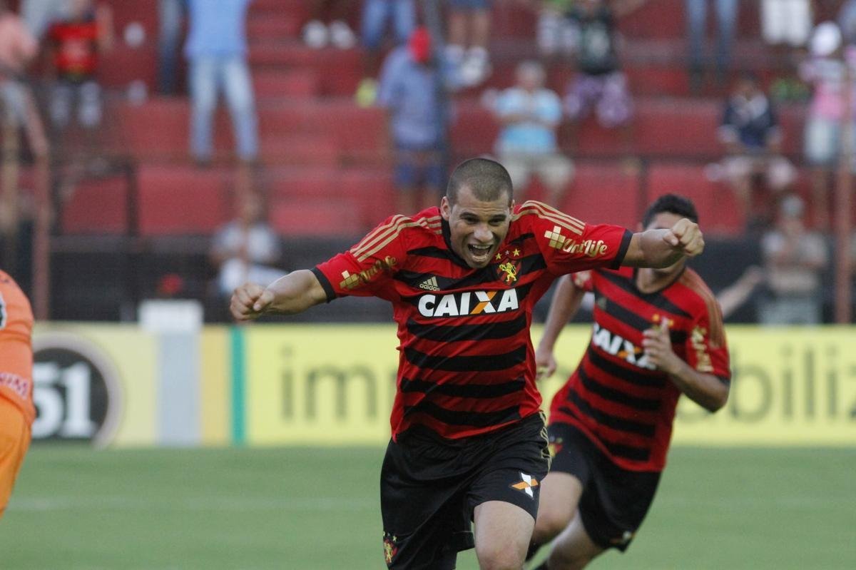 Com fim da parceria com a Lotto, a Adidas entrou no Sport na temporada de 2014. Antes de lanar os padres oficiais, a empresa criou uma ao junto ao clube para homenagear algumas selees que viriam ao Recife na Copa do Mundo. Foram apresentados trs uniformes especiais. Este da foto foi para a Alemanha. 