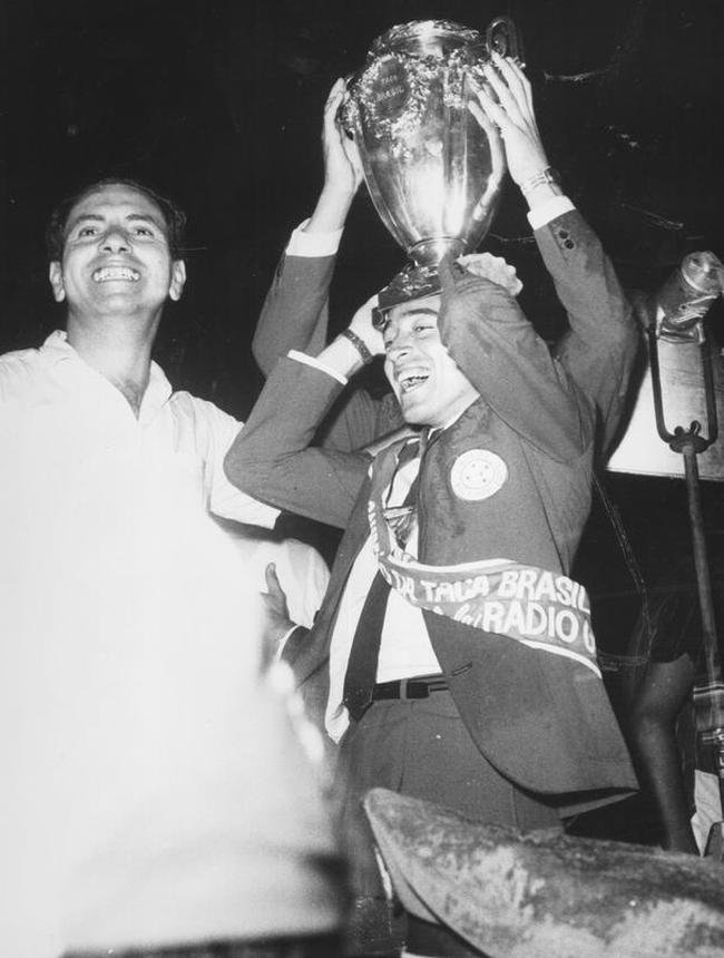 Em 7 de dezembro de 1966, o Cruzeiro conquistou a Ta�a Brasil, seu primeiro t�tulo brasileiro, ao derrotar o Santos de Pel� por 3 a 2, no Pacaembu, em S�o Paulo. Na chegada a Belo Horizonte, os jogadores foram recebidos com muita festa no Aeroporto da Pampulha. Houve desfile em carro aberto e uma homenagem na sede do Governo de Minas.