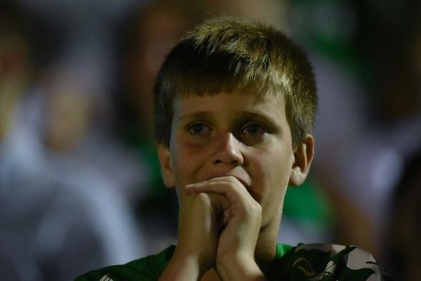 Foi na Arena ndio Cond que a Chapecoense deixou o 'anonimato' para ganhar os coraes de todos os brasileiros. Em seu estdio, o Verdo do Oeste mostrou toda sua valentia ao permanecer por trs anos seguidos na Srie A e, consequentemente, alcanar a deciso da Copa Sul-Americana. Pelo caminho ficaram gigantes como os argentinos Independiente e San Lorenzo e o colombiano Junior Barranquilla. Restava apenas o poderoso Atltico Nacional, melhor clube da atualidade na Amrica do Sul. Dentro de campo, a Chape no pde dar sequncia  sua bravura, pois acabou vitimada por um acidente areo que matou quase toda sua delegao nas proximidades de Medelln, na Colmbia. Mas, se depender do amor de uma multido, o clube renascer. A mesma Arena Cond que foi palco de trs acessos - da Srie D para a C, em 2009; da C para a B, em 2012; e da B para a A, em 2013 -  o local onde milhares de torcedores prestam as ltimas homenagens aos falecidos. Sempre, claro, com a esperana de que a agremiao se reerguer e dar continuidade ao belo trabalho recente. Vamos, vamos Chape!!! (CRDITO DAS IMAGENS: DOUGLAS MAGNO/AFP)