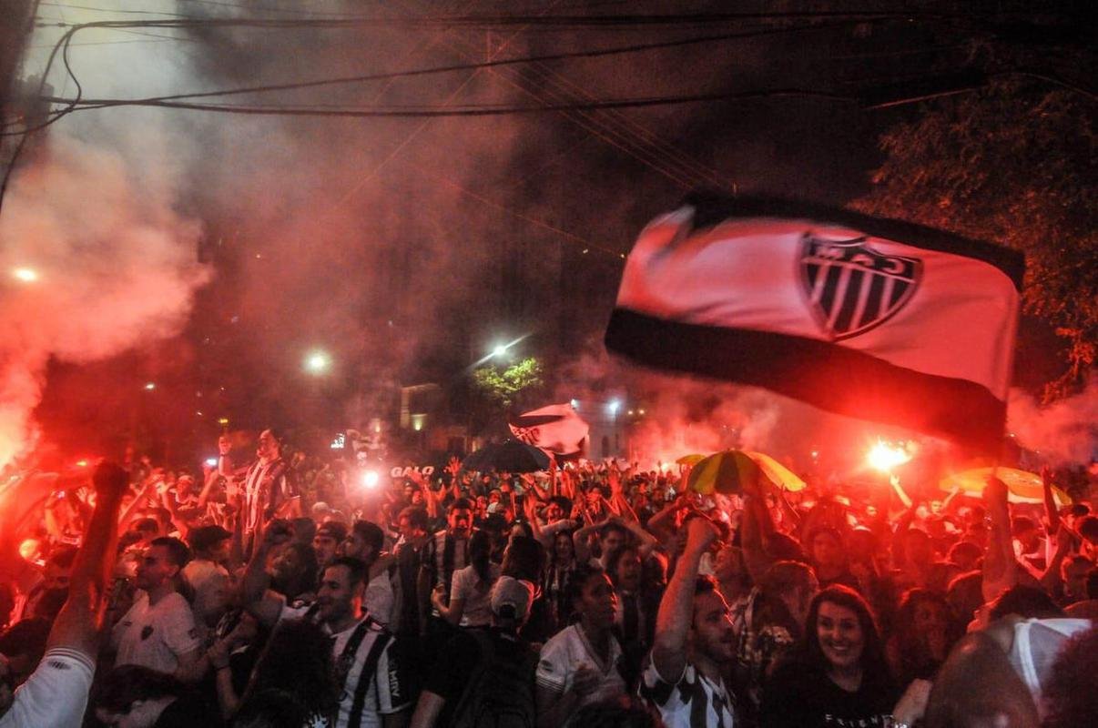 Nesta quinta-feira (2), torcedores do Atltico lotaram os bares de BH para acompanhar Bahia x Galo, jogo adiado da 32 rodada do Campeonato Brasileiro.