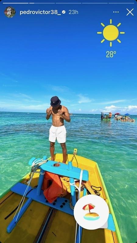 Meia-atacante Pedrinho curte o recesso em Macei, sua cidade natal.