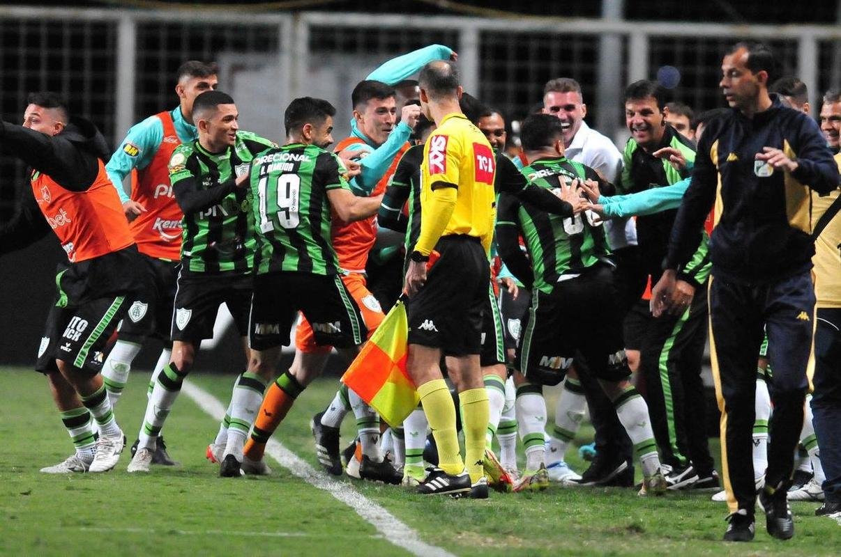 Fotos do jogo entre Amrica e Botafogo, no Independncia, em Belo Horizonte, pela stima rodada do Campeonato Brasileiro