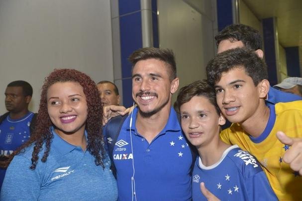 Jogadores e comissão técnica do Cruzeiro receberam carinho da torcida no ES