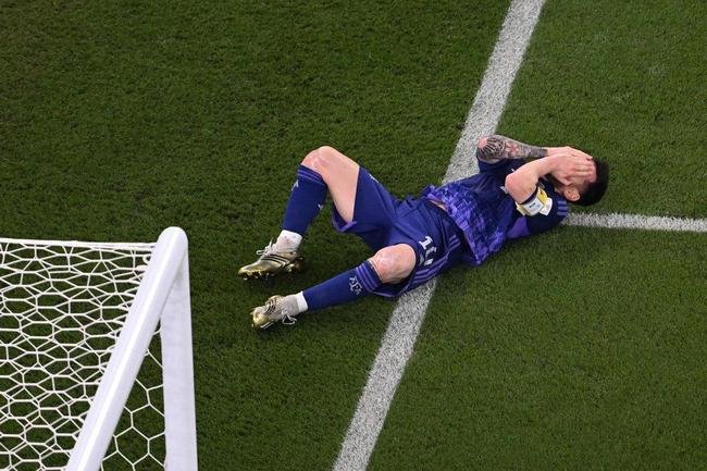 Goleiro Wojciech Szczesny defendeu pnalti cobrado por Messi no duelo entre Polnia e Argentina no Estdio 974