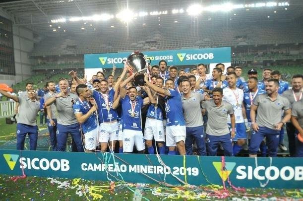 Entrega de medalhas e erguimento da taa: veja a festa do Cruzeiro com o bi do Mineiro