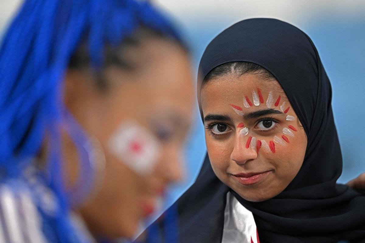 Torcida coloriu o Estdio Al Janoub, no Catar, para acompanhar a partida entre Japo e Crocia, pelas oitavas de final