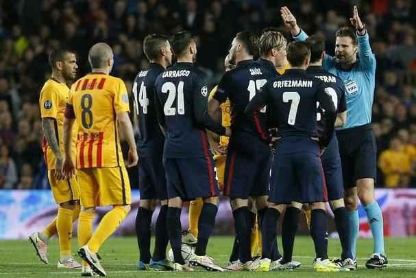 Suárez brilhou marcando dois gols para decretar a vitória, de virada, do Barcelona