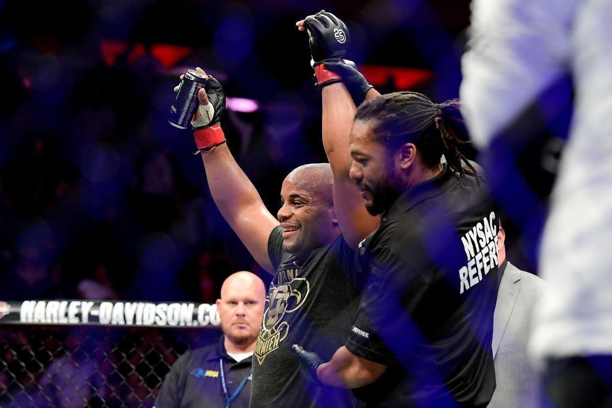 Daniel Cormier venceu Derrick Lewis por finalizao e manteve cinturo dos pesados