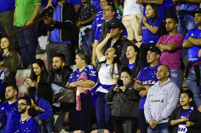 Torcida do Cruzeiro invadiu Itu e fez a festa no Novelli Jnior mesmo com o empate por 1 a 1 diante do Ituano. No fim, celestes fizeram a tradicional saudao viking ao time