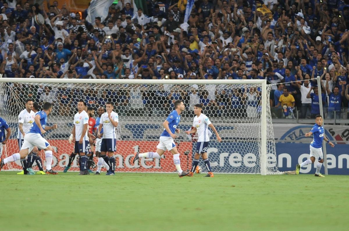 Thiago Neves marcou primeiro gol do Cruzeiro em cobrana de falta