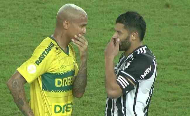 Deyverson e Hulk em conversa aps Cuiab x Atltico-MG