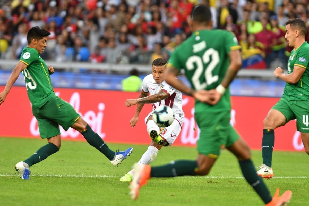 Imagens da partida entre Bolvia e Venezuela