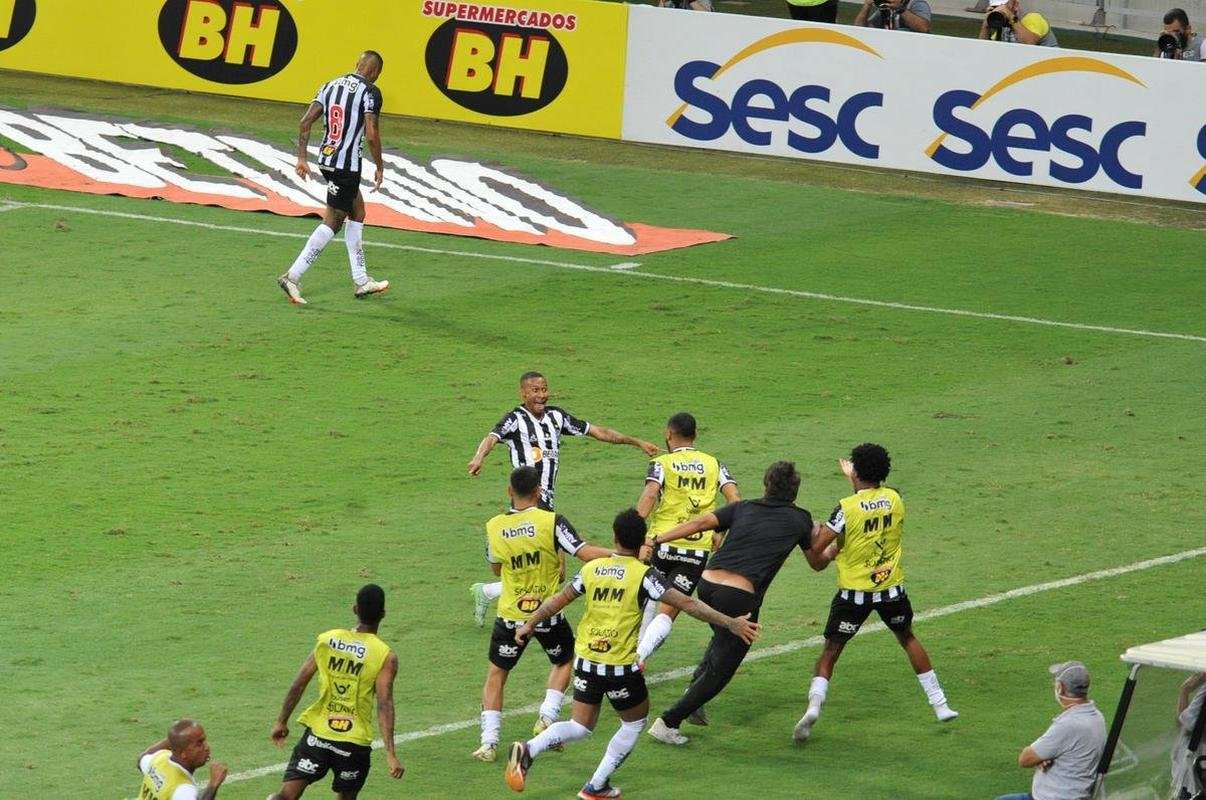 Ademir entrou no segundo tempo e fez o gol da virada do Atltico nos acrscimos