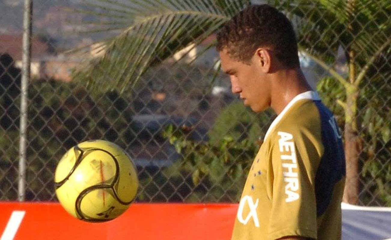 Zagueiro Maicon em seu incio de carreira no Cruzeiro, no ano de 2007. 
