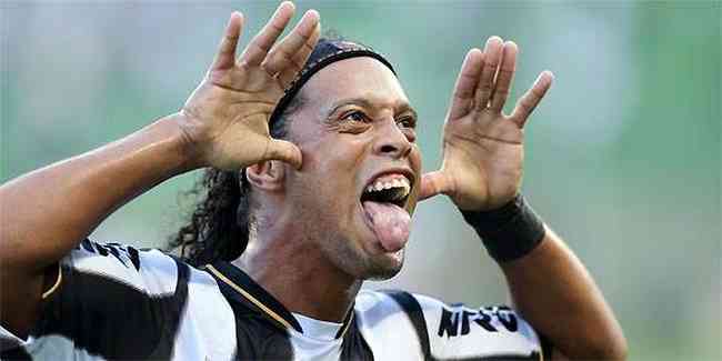 Ronaldinho inovou na comemorao de seu gol neste domingo, na goleada por 4 a 1 sobre o Tupi. Ao invs de realizar a 