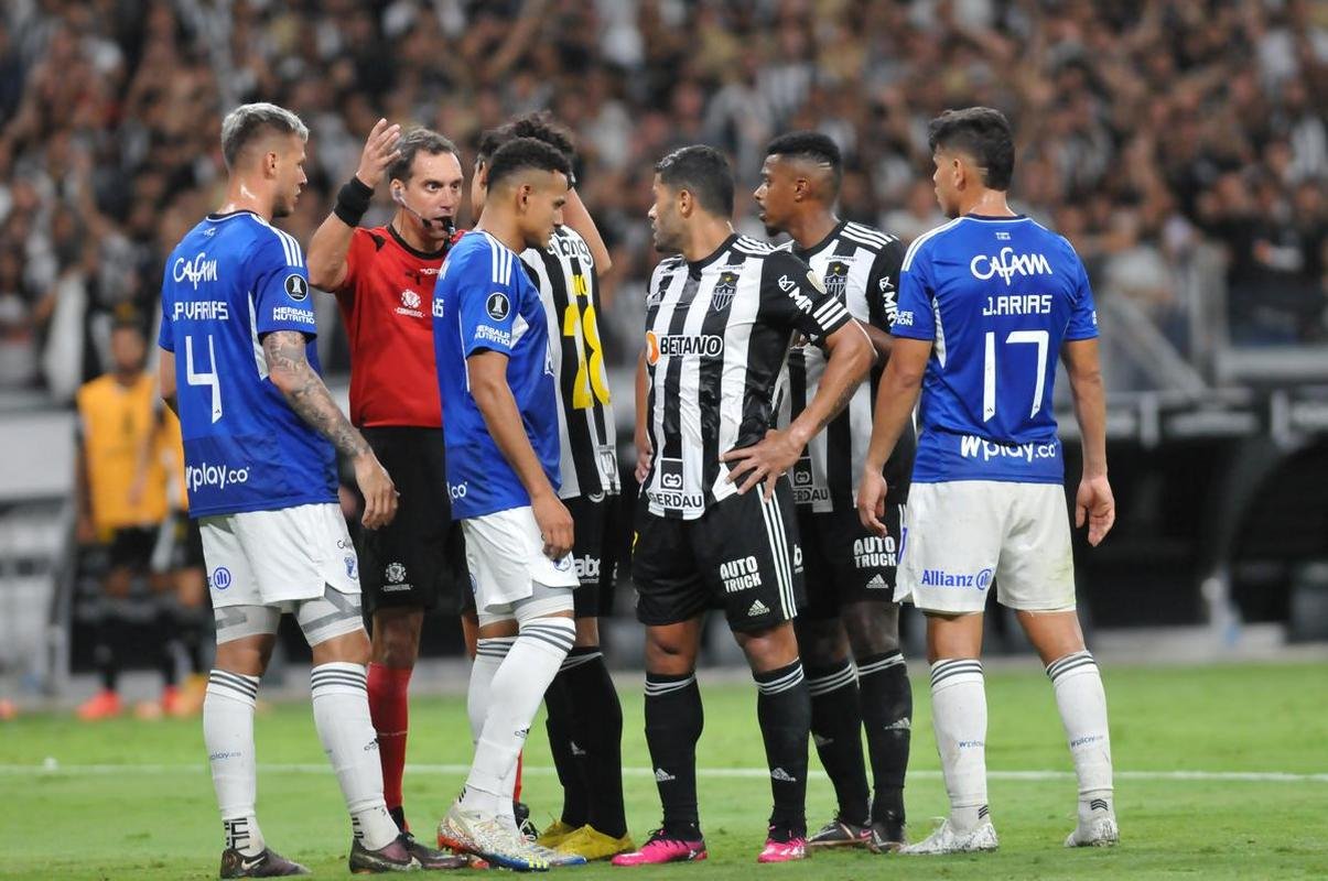 Equipes se enfrentaram na noite desta quarta-feira pela terceira fase da Copa Libertadores, no Mineiro, em Belo Horizonte