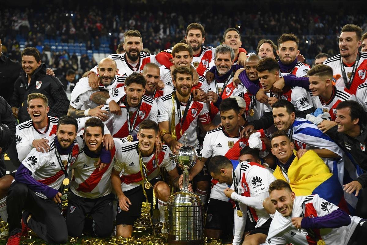 Depois da vitria por 3 a 1 sobre o Boca, jogadores do River Plate erguem a taa da Libertadores no Santiago Bernabu, em Madri, e fazem a festa com o tetracampeonato continental