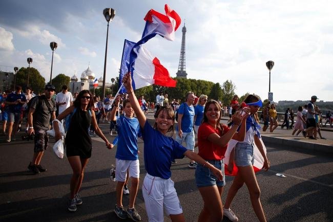 Torcedores franceses tomaram principais pontos tur�sticos e avenidas de Paris para celebrar o bi mundial