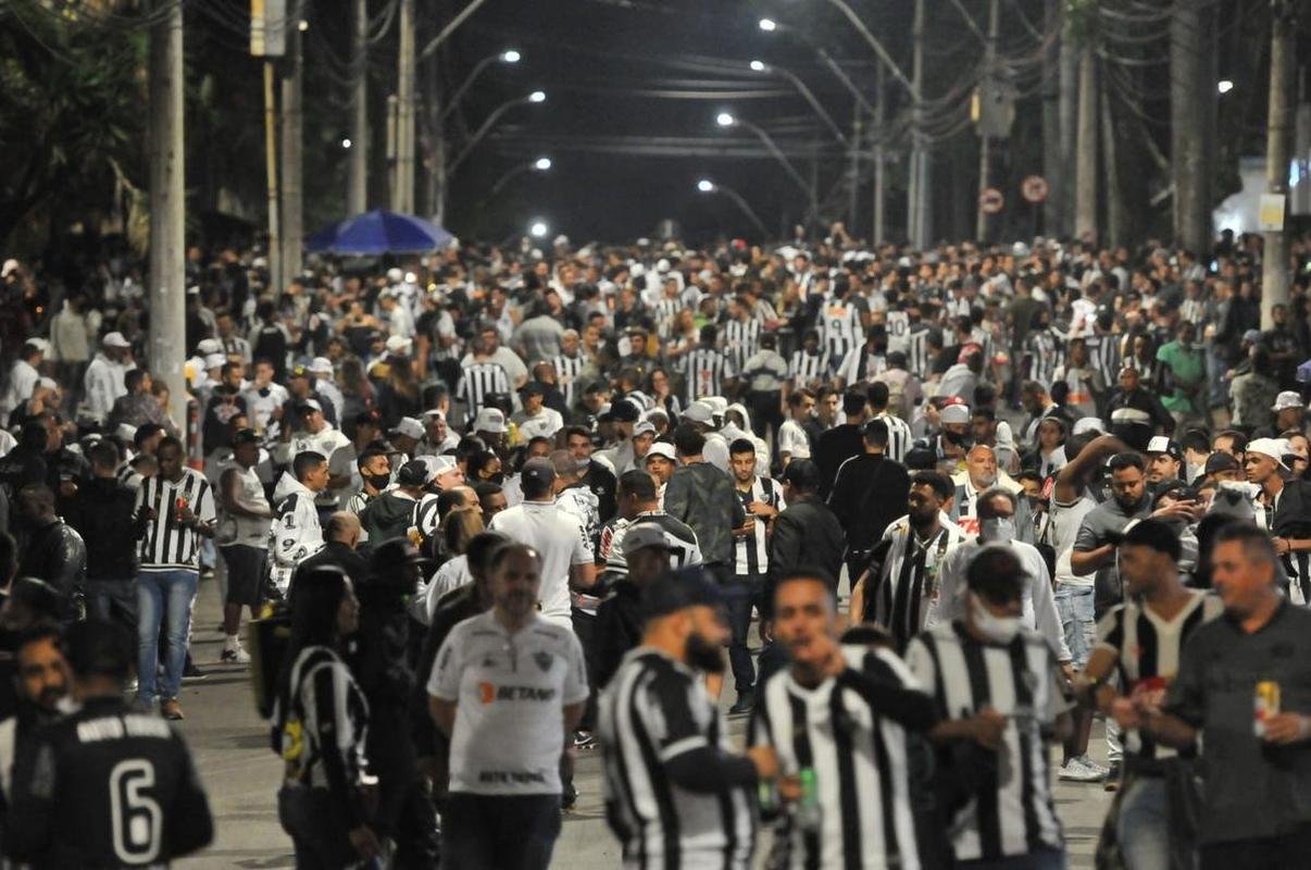 Torcida do Atltico movimenta ruas prximas ao Mineiro antes do jogo 