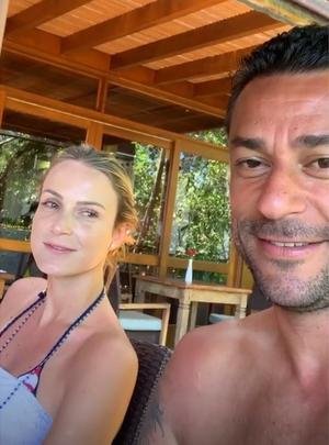 Fred curte primeiros dias de férias ao lado da esposa em um resort no litoral de Santa Catarina