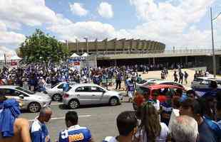 Torcida do Cruzeiro j comea a se movimentar em vrios pontos da cidade antes da partida contra o Grmio, s 17h, no Mineiro