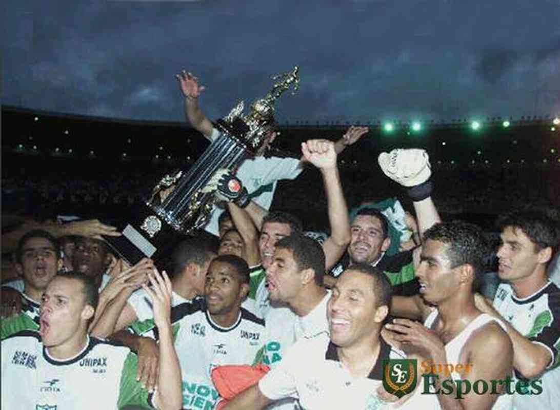 Campeonato Mineiro de 2001 (primeira partida da final) - Rodrigo (primeiro na parte esquerda de baixo da foto) marcou dois gols na vitria por 4 a 1 do Amrica, que encaminhou a conquista da taa no primeiro Estadual do sculo.