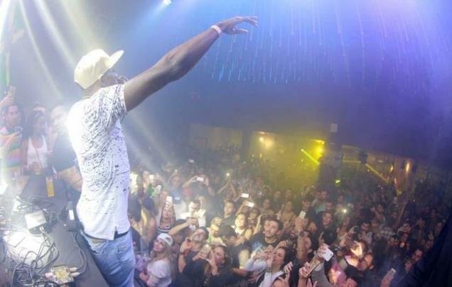 Usain Bolt comemora 30 anos de vida na balada carioca ao lado de amigos