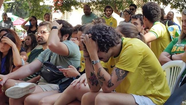 Tristeza da torcida com a elimina��o do Brasil na Copa