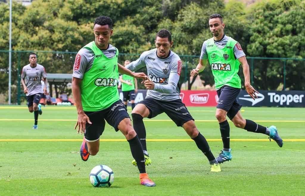 Fotos do treino de bola na cesta na Cidade do Galo