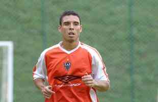 Carlinhos (2004) - Chegou no incio de 2004 para brigar com posio com Alex. No conseguiu se firmar, jogou apenas 21 partidas pelo clube e deixou a Cidade do Galo no fim da temporada.