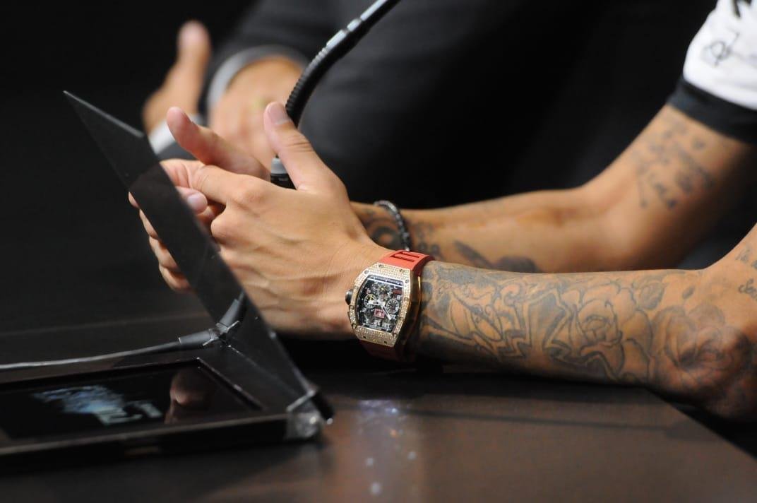 Diego Tardelli foi apresentado pelo diretor de futebol do Atltico, Rui Costa, neste domingo, antes do jogo contra a Caldense