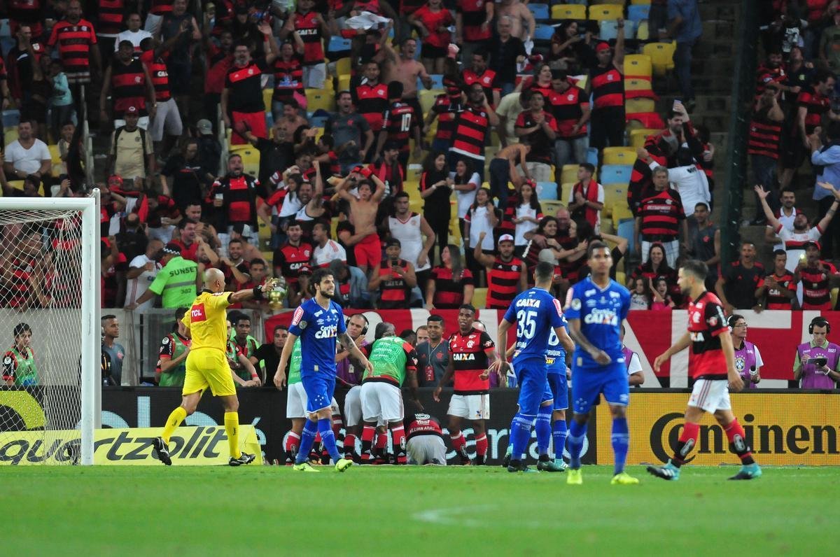No segundo tempo, Flamengo saiu na frente, com Lucas Paquet. Aos 38, Arrascaeta empatou e fez a alegria da torcida cruzeirense no Maracan