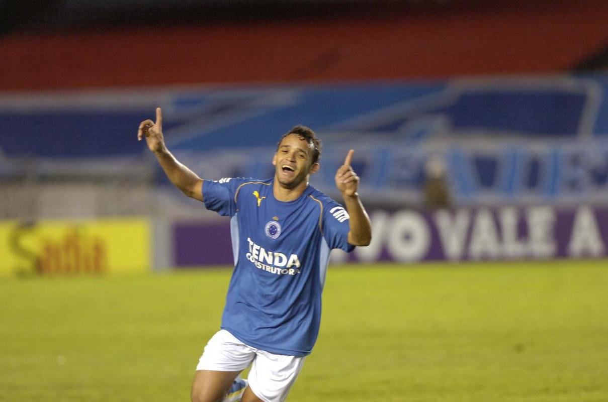 Charles - 14 gols em 141 jogos
