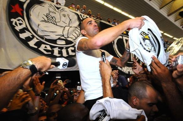 Diego Tardelli nos braos da torcida do Atltico, na chegada a Confins.
Atacante assinar contrato de quatro anos com o clube