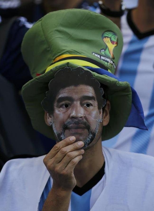 Vrios torcedores argentinos foram flagrados com mscaras de Maradona no Mineiro.
