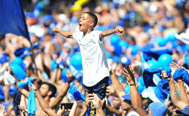 Presente em todos os jogos do Cruzeiro h vrios anos, Gabriel Henry j se tornou um torcedor-smbolo do clube
