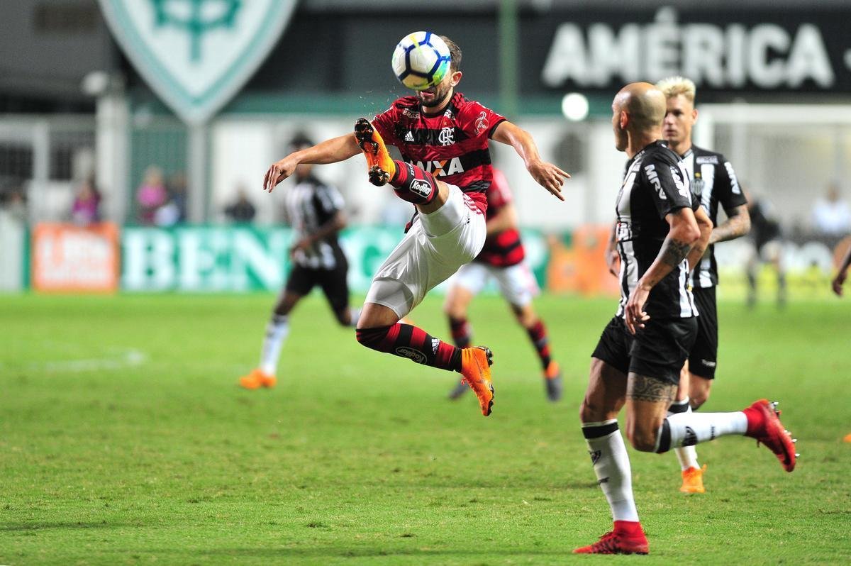 Galo pressionou no segundo tempo, mas levou gol em contragolpe: verton Ribeiro fez aps passe de Vincius Jnior: 1 a 0 Flamengo