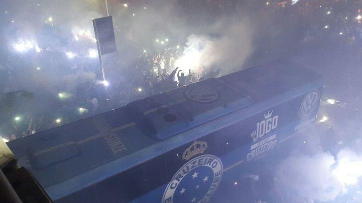 Ônibus do Cruzeiro chegou ao Mineirão para jogo com o Grêmio com muita festa da torcida celeste