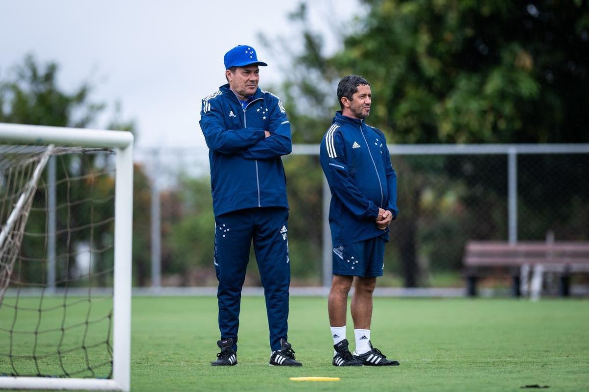 Jogadores do Cruzeiro treinaram na manh deste domingo na Toca da Raposa II