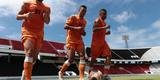 Jogadores do Santa Cruz treinaram no est�dio do Arruda, j� apresentando trabalhos com bola no gramado, sob a supervis�o do t�cnico Itamar Sch�lle. Todos os atletas e os membros da comiss�o t�cnica seguem submetidos �s medidas de afastamento social.